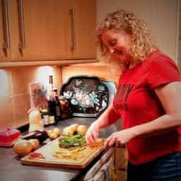 Nutritional coaching at a Leicester gym, focusing on healthy meal preparation.